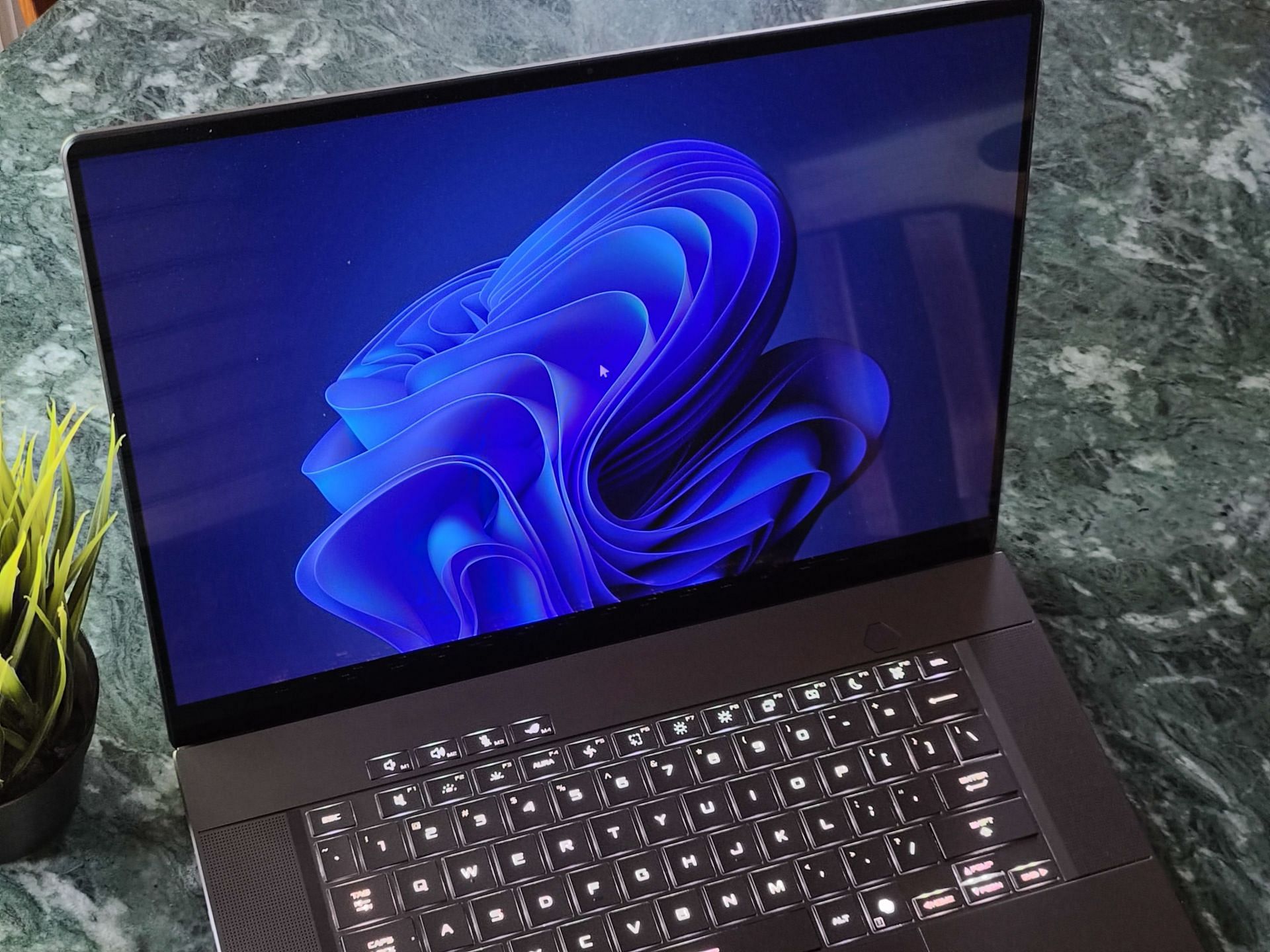 The device is low-profile with an all-metal build (Image via Sportskeeda)